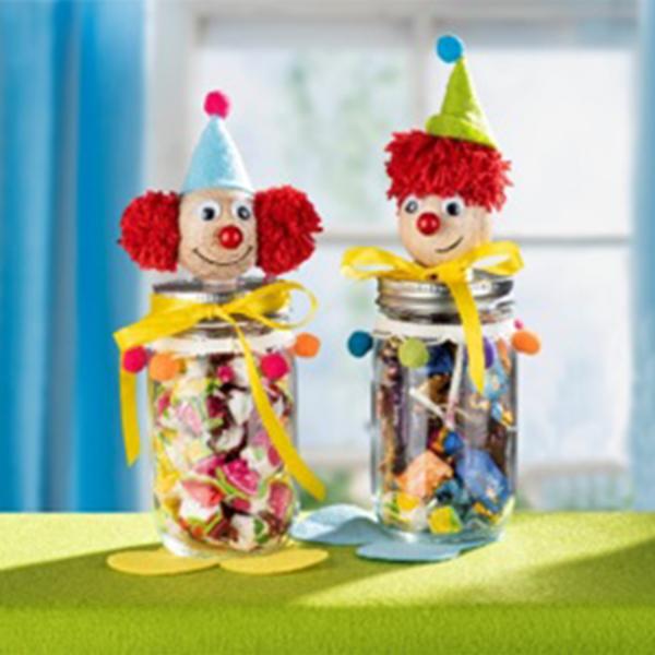 Glas mit Clowngesicht
