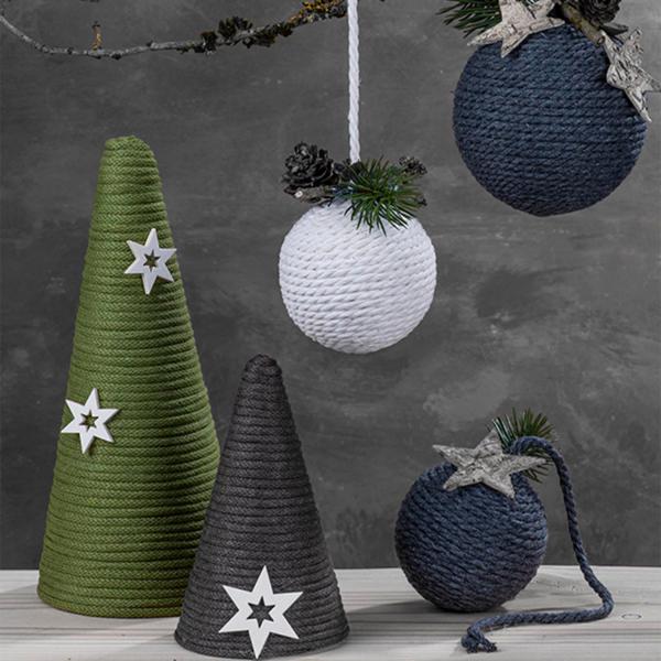 Styropor Tannenbäume und Weihnachtskugeln